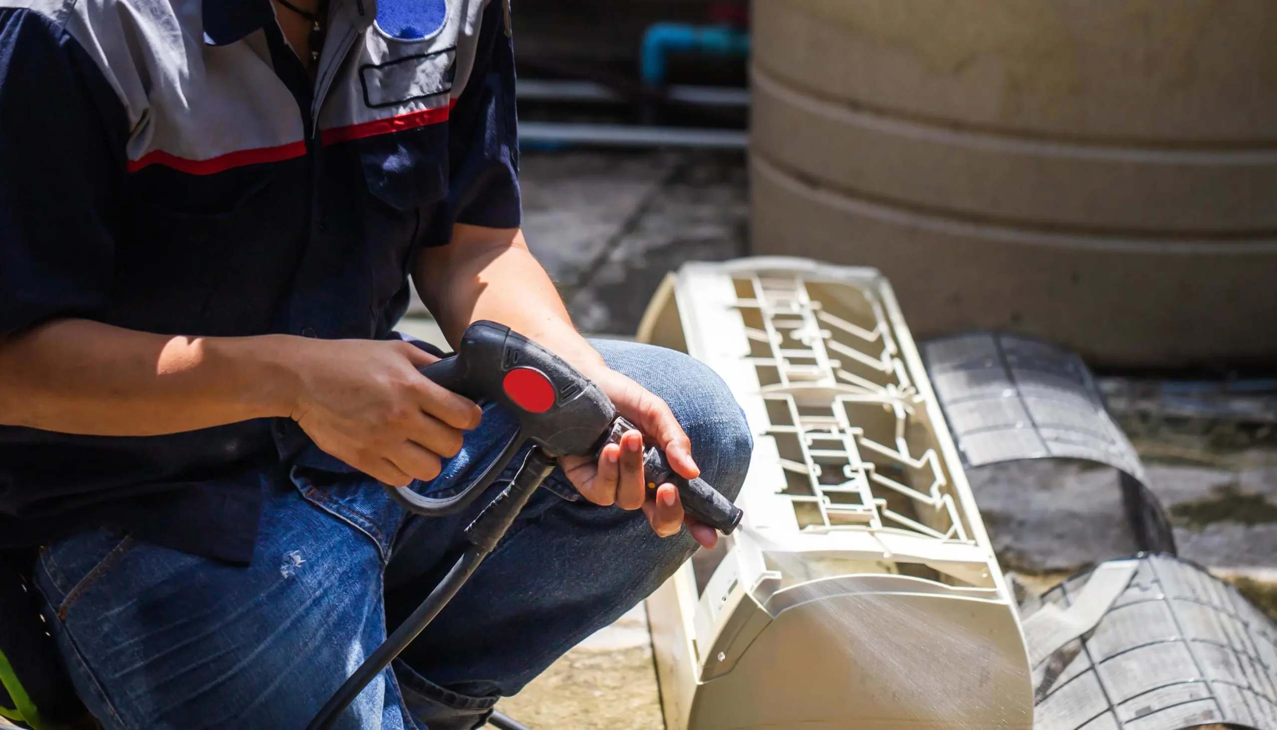 male-technician-cleaning-air-conditioner-indoors-repairman-washing-dirty-compartments-air-conditioner-maintenance-and-repairing-concepts-free-photo