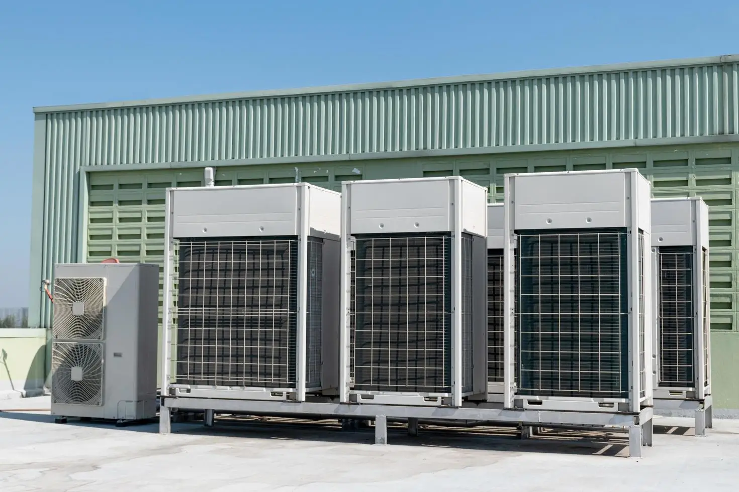 compressors-air-conditioners-on-the-roof-of-the-office-building-free-photo